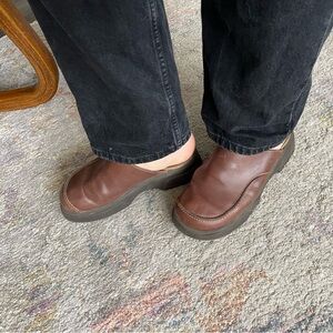Insanely Cute!!! Vintage Y2K 90’s Brown Leather Clog Mules